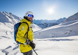 Ein Skilehrer steht am Anfang der Piste im Zillertal beim Privaten Skikurs für Erwachsene aller Levels mit Mountain Sports Mayrhofen.