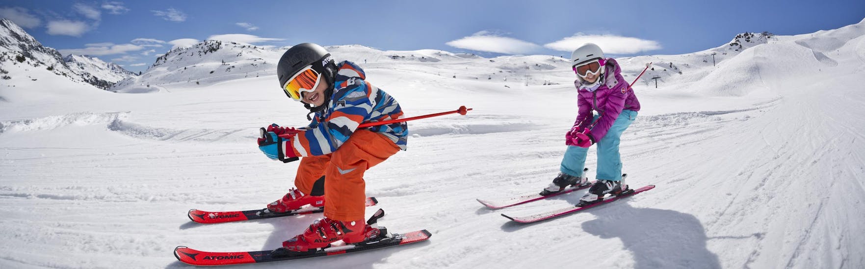 Kinder rasen die Piste hinunter beim Kinder-Skikurs (4-8 J.) für alle Levels inkl. Ausrüstungsverleih mit Ski School Vacancia Sölden.