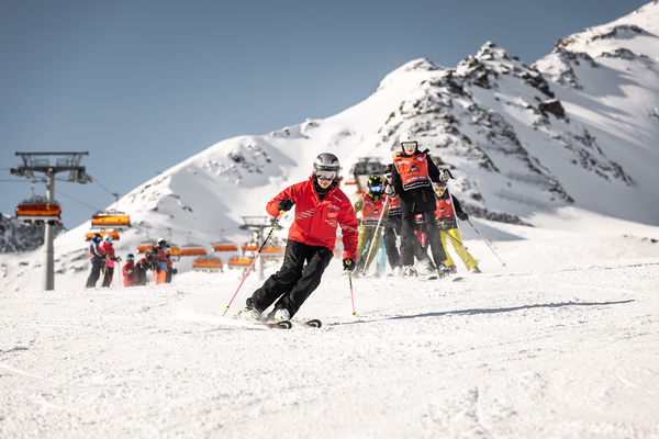 Lezioni di sci per bambini (9-15 anni) con esperienza (noleggio sci incluso) con Ski School Vacancia Sölden.