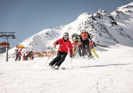 Die Kids üben fleißg mit dem Skilehrer beim Kinder-Skikurs (9-15 J.) für alle Levels inkl. Ausrüstungsverleih mit der Ski School Vacancia Sölden.
