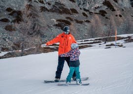 Die Leute nehmen privaten Snowboardunterricht für Kinder und Erwachsene aller Niveaus mit der Schweizer Skischule Zermatt - Zermatters.