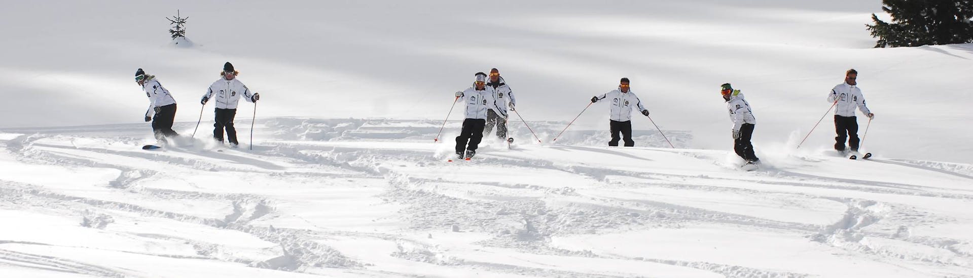 Istruttori della scuola durante le Lezioni private di sci per adulti per tutti i livelli con Maestri Sci Moena.