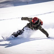 Rider in pista durante le Lezioni private di snowboard per tutte le età e i livelli con Maestri di Sci Moena.