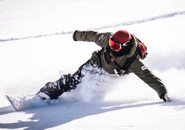 Rider in pista durante le Lezioni private di snowboard per tutte le età e i livelli con Maestri di Sci Moena.