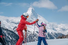 Un niño está tomando clases de esquí para niños (6-14 años) para principiantes, con Swiss Ski School Zermatt - Zermatters.