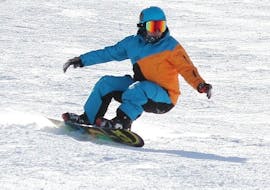 A snowboarder whizzes down the slope at the snowboarding lessons for kids & adults with experience with Ski-fun in Flumserberg.