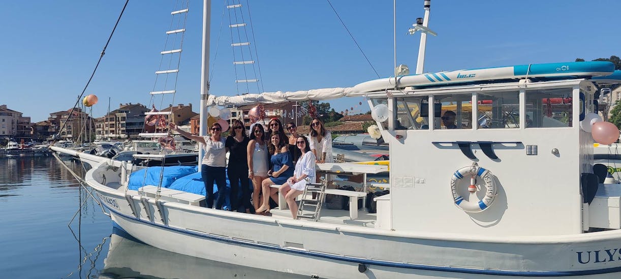 Touristes pendant notre Balade en bateau autour du golfe de Porto-Vecchio avec Baignade avec Ulysse Promenade du Golfe Porto-Vecchio.