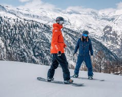 La gente está tomando clases de snowboard para niños y adultos (a partir de 6 años) para todos los niveles, con Swiss Ski School Zermatt - Zermatters.