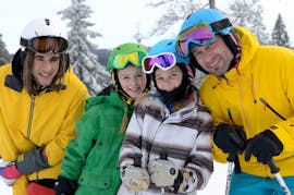Zwei Kinder beim Skifahren im Kinderskikurs (9-13 J.) für alle Levels mit der Schneesportschule ON SNOW Feldberg.