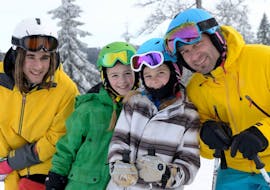 Zwei Kinder beim Skifahren im Kinderskikurs (9-13 J.) für alle Levels mit der Schneesportschule ON SNOW Feldberg.