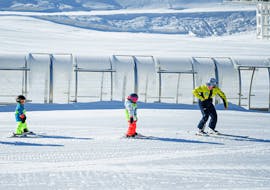 Kids learning how to ski during the Kids Ski Lessons "Baby Ski" (2-3 y.) with Prosneige Val Thorens & Les Menuires.
