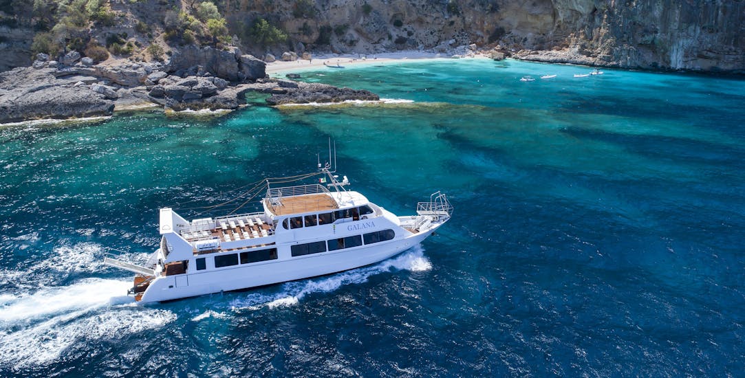 Foto van de moderne boot van Delfino Tours gebruikt voor de boottocht naar het eiland La Maddalena en de natuurlijke zwembaden.
