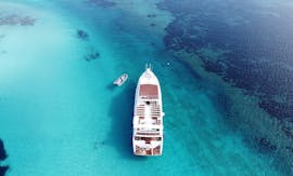 Foto del barco de Delfino Tours durante la Excursión en Barco a la Isla Maddalena y a las Piscinas Naturales.