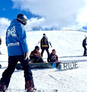 Volwassenen doen snowboardlessen voor volwassenen voor alle niveaus met ESI Morgins M3S.