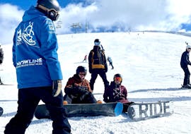 Les adultes font un Cours de snowboard pour Adultes de Tous niveaux avec ESI Morgins M3S.