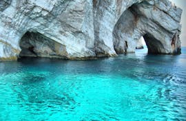 Paseo en barco privado de Agios Nikolaos  a Makris Gialos Beach  & baño en el mar con Abba Tours Zante.
