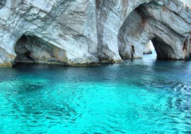 Der Blick vom Boot auf die Blauen Grotten bei der Privaten Bootstour & Autotour von Zakynthos zum Shipwreck Beach und den Blauen Grotten mit Abba Tours Zante.