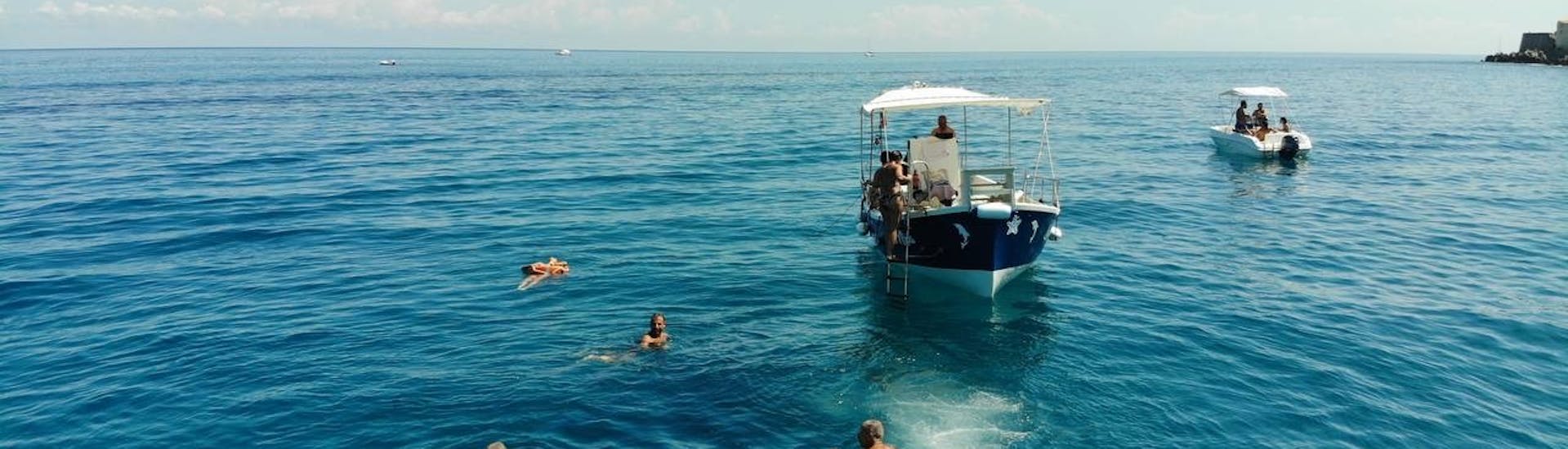 Foto di persone che nuotano durante la sosta per lo snorkeling del Giro in barca a Cefalù con snorkeling e aperitivo con Escursioni in barca La Niña.