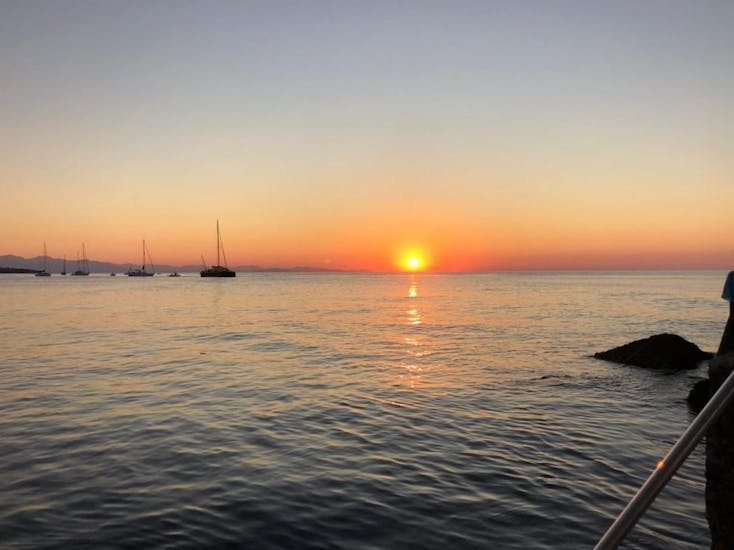 Foto des Sonnenuntergangs gemacht vom Boot der Bootstour um Cefalù mit Schnorcheln und Aperitif bei Sonnenuntergang.