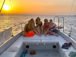 Photo d'un groupe de participants prenant un selfie sur le bateau lors de la Balade privée en bateau au coucher du soleil autour de Cefalù avec Snorkeling et Apéritif avec Escursioni in barca La Niña Cefalù.