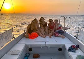 Foto di un gruppo di partecipanti che si fanno un selfie sulla barca durante il Giro in barca privato al tramonto a Cefalù con snorkeling e aperitivo con Escursioni in barca La Niña.