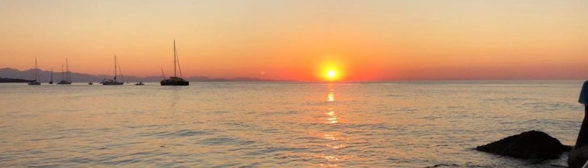 Photo de la mer au coucher de soleil depuis le bateau lors de la Balade privée en bateau au coucher du soleil autour de Cefalù avec Snorkeling et Apéritif avec Escursioni in barca La Niña Cefalù.