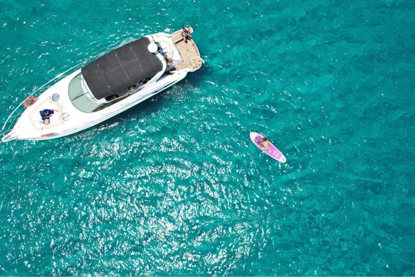El Cranchi Endurance 39 de Cornelia Luxury Yacht Cruiser Protaras en el agua azul cristalina durante el viaje en barco privado a lo largo de la costa de Protaras.