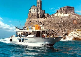 La barca di Aquamarina Cinque Terre usata durante la gita privata in barca lungo le Cinque Terre.