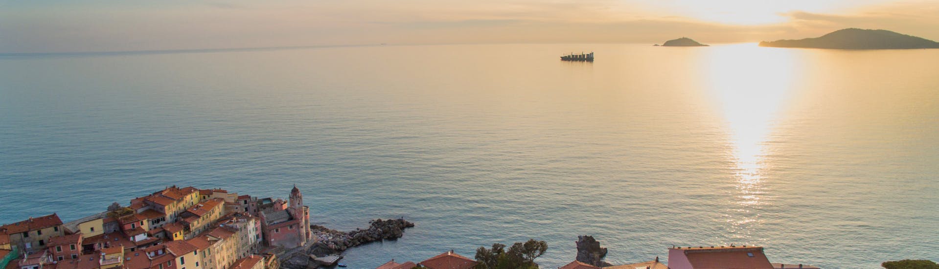 Uitzicht op de kustlijn die je te zien krijgt tijdens de Privé Boottocht langs de Cinque Terre en Porto Venere met Aquamarina Cinque Terre.