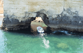 Le bateau entre au sein d'une grotte pendant la Balade privée aux Grottes avec Baignade (2 Heures) avec BlueFleet Lagos.