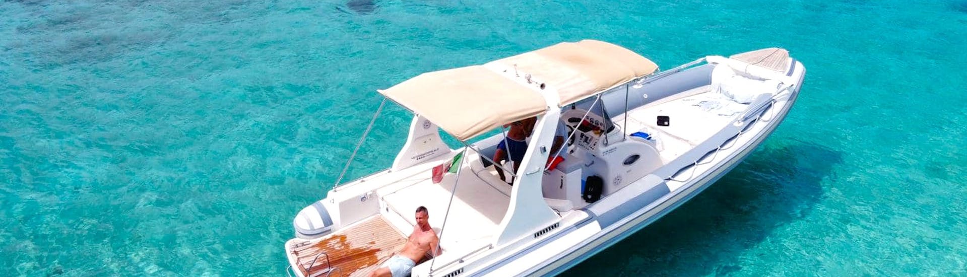 Photo du bateau semi-rigide de Maxi Rib Boat Excursionspendant l'excursion privée autour de l'archipel de la Maddalena avec un passager bronzant sur le pont.
