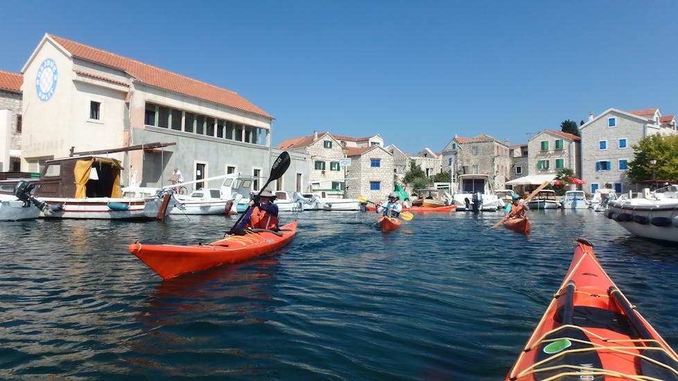 Teilnehmer der Kajaktour von Zlarin zu den Inseln vor Šibenik - Ganztägig wie sie die Toru auf dem Wasser genießen.