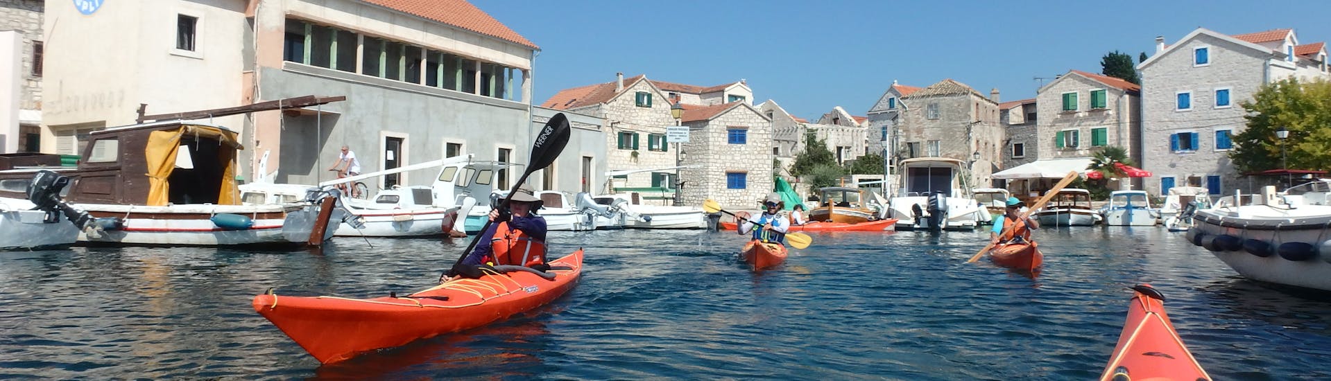 Teilnehmer der Kajaktour von Zlarin zu den Inseln vor Šibenik - Ganztägig wie sie die Toru auf dem Wasser genießen.