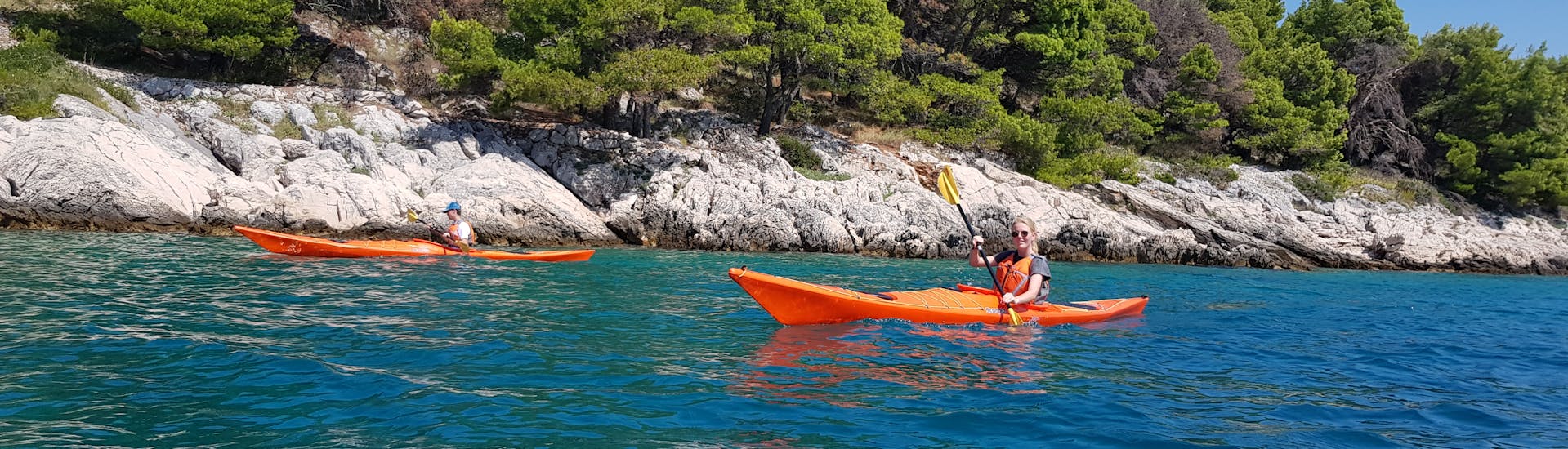 Zwei Teilnehmer in Kajaks auf dem Wasser, die die Private Kajaktour von Zlarin nach Prvić und Tijat - Halbtags genießen.
