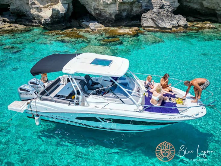 La barca naviga durante il Giro in barca privata da Latchi alla Laguna Blu con snorkeling e bevande con Cyprus Mini Cruises.