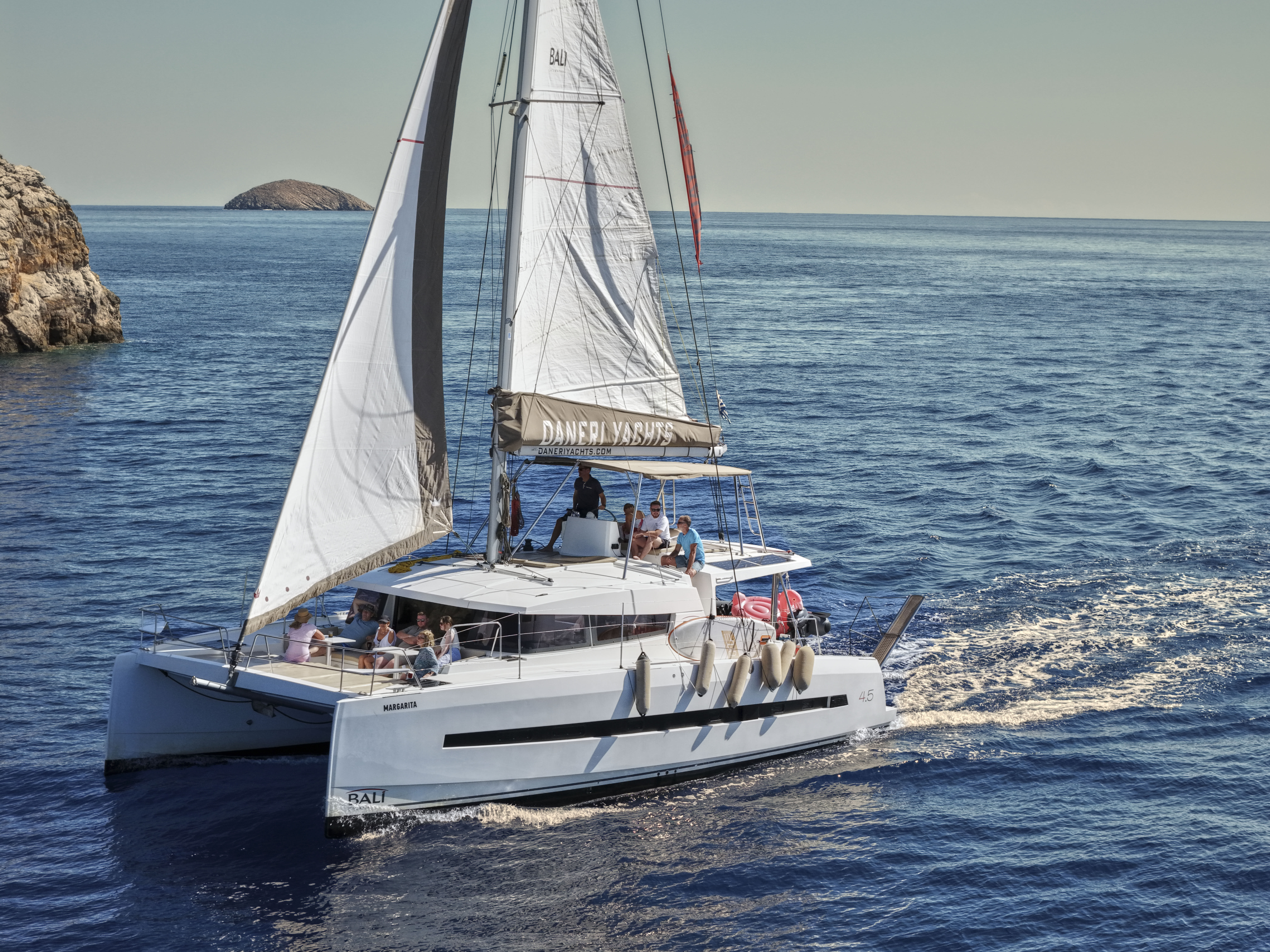 Catamarantocht bij zonsondergang van Chersonissos naar Agios Georgios met DanEri Yachts Crete.