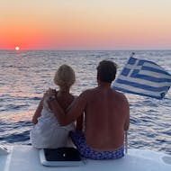 Een koppel kijkt naar de zonsondergang tijdens de Zonsondergang Catamaran Trip van Hersonissos naar Agios Georgios met DanEri Yachts Crete.