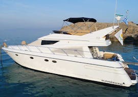 La Serenity Kallia vi aspetta prima della Gita privata in barca di lusso da Latchi alla Laguna Blu con snorkeling con Cyprus Mini Cruises.