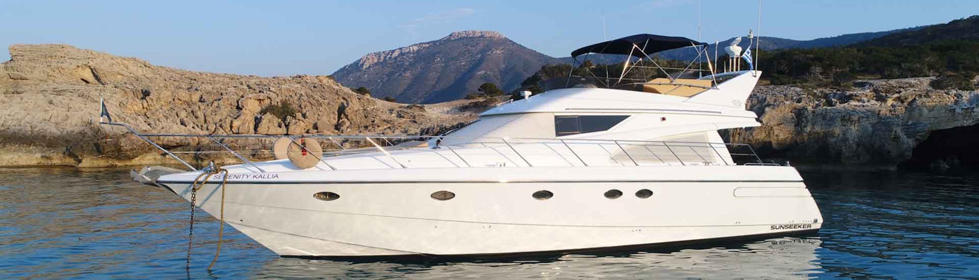 Serenity Kallia sur la mer pendant la Balade privée en bateau de luxe autour de la côte des Akamas au départ de Latchi.