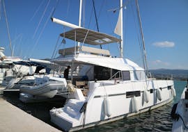 De boot ligt afgemeerd in de haven voor de Catamarantocht van Agios Nikolaos naar de Mirabello Baai met Lunch met DanEri Yachts Crete.