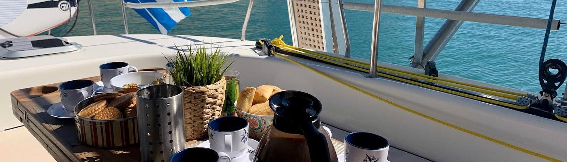 Le repas est servi lors de la Balade en catamaran d'Agios Nikolaos à la baie de Mirabello avec DanEri Yachts Crete.