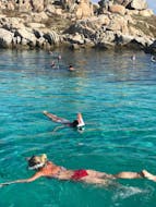Kinderen proberen te snorkelen tijdens hun boottocht naar Bonifacio vanuit Porto-Vecchio met aperitief met Corsica Sud Croisières Porto-Vecchio.