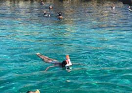 Los niños prueban el snorkel durante su paseo en barco a Bonifacio desde Porto-Vecchio con Apéritif con Corsica Sud Croisières Porto-Vecchio.
