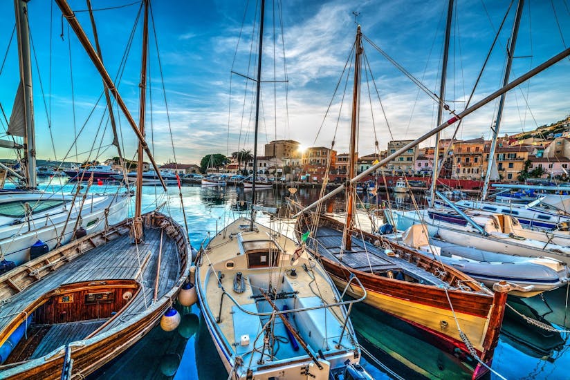 Viele Boote im Hafen während einer Bootstour zum Archipel von La Maddalena ab Porto-Vehcchio