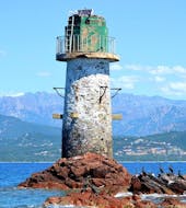 Antiguo faro visto durante el paseo en barco a las islas Cerbicale y Lavezzi con Corsica Sud Croisières Porto-Vecchio.