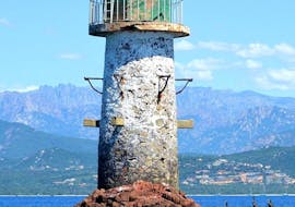 Antiguo faro visto durante el paseo en barco a las islas Cerbicale y Lavezzi con Corsica Sud Croisières Porto-Vecchio.