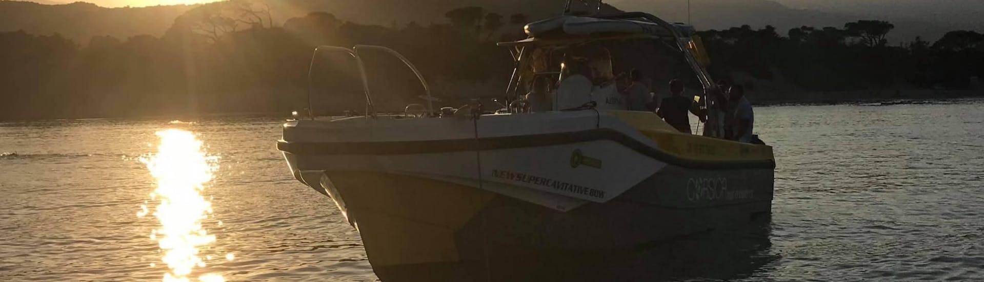 Das Boot fährt während der Bootstour bei Sonnenuntergang zur Bucht von Saint-Cyprien mit Aperitif