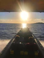 Das Boot vor dem Sonnenuntergang während der Bootstour bei Sonnenuntergang zur Insel Cerbicale mit Aperitif mit Corsica Sud Croisières Porto-Vecchio