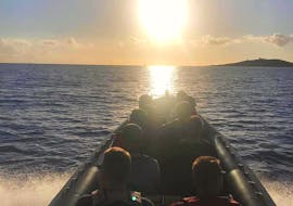 Le bateau en face du coucher de soleil pendant la Balade en bateau au coucher de soleil vers les îles Cerbicale avec Apéritif avec Corsica Sud Croisières Porto-Vecchio.