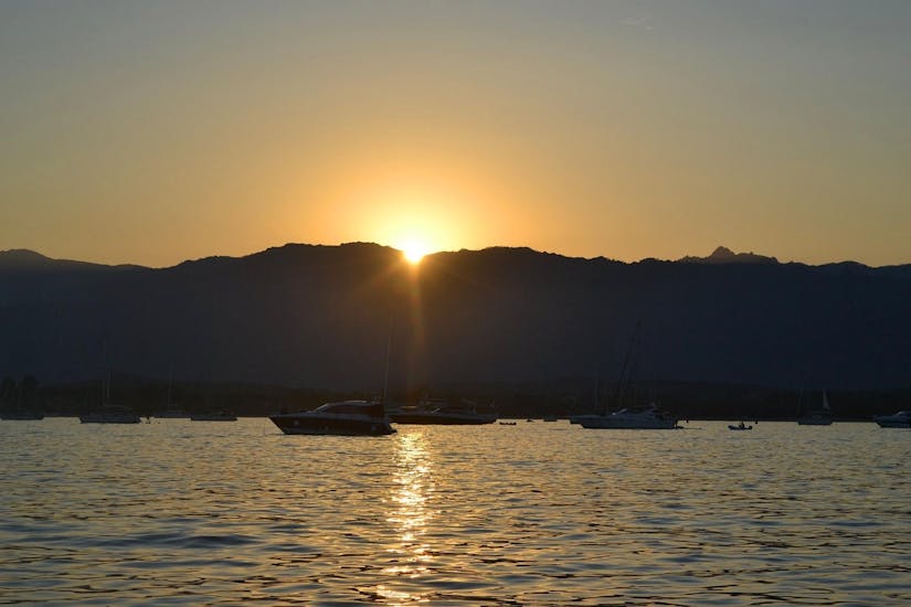 Coucher de soleil au cours de la Balade en bateau au coucher de soleil vers les îles Cerbicale avec Apéritif.